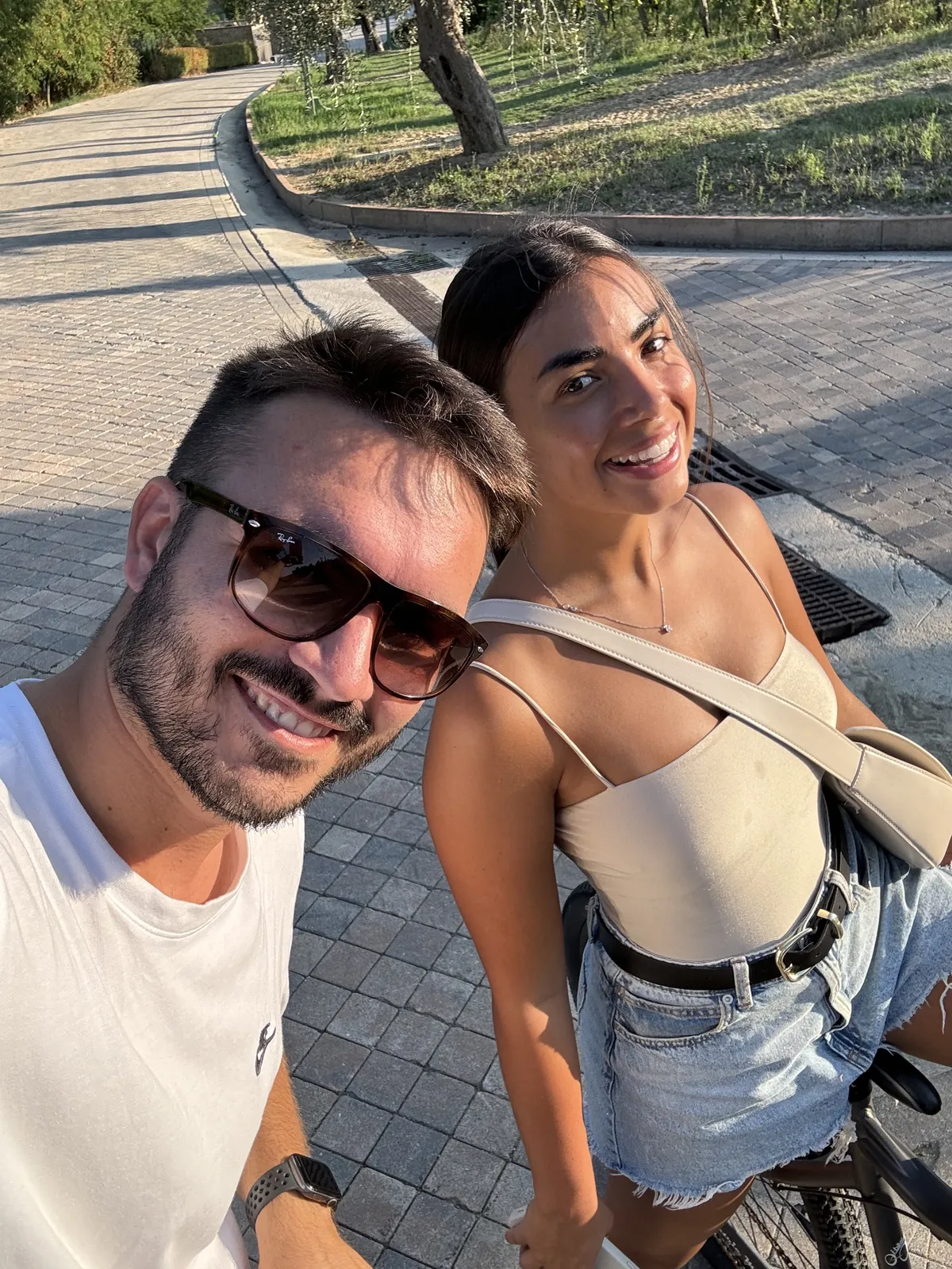 Davide e Marika in bici su un sentiero