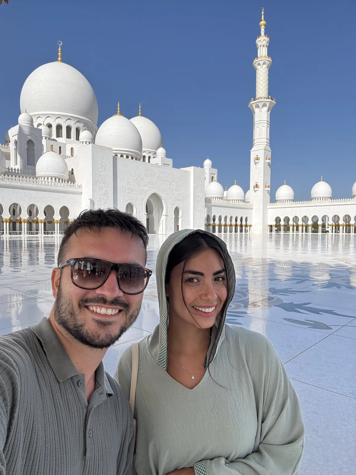 Davide e Marika davanti a una grande moschea bianca