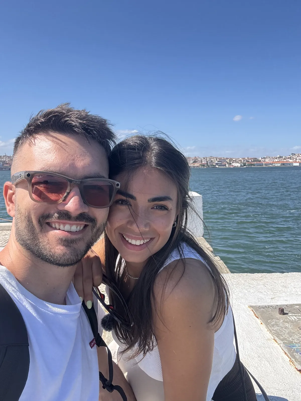 Davide e Marika sorridenti sul lungomare